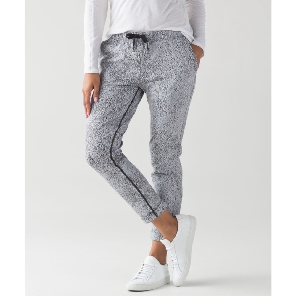 Lululemon Jet Pant Power Luxtreme Spray Jacquard White Black size 4